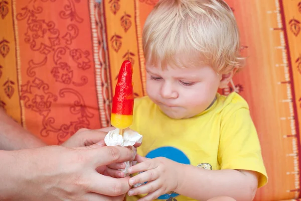 Pequeño niño comiendo helado colorido —  Fotos de Stock