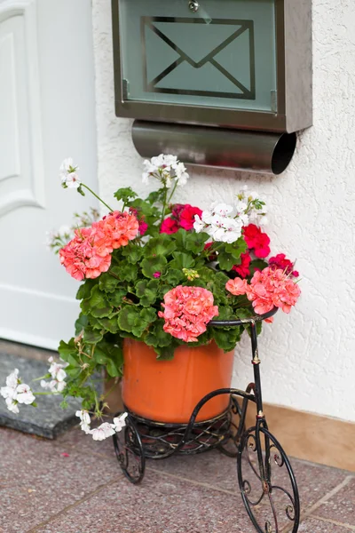 Mailbox e Bicicletta decorata con fiori — Foto Stock
