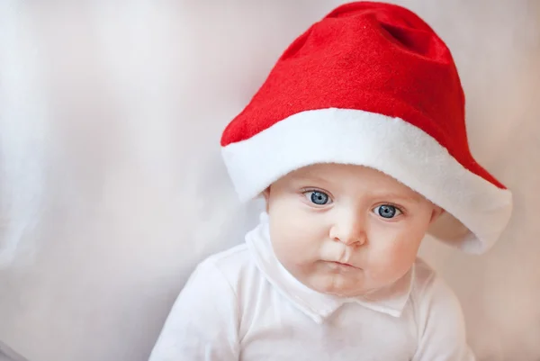 Menino com boné de Natal e bolas — Fotografia de Stock