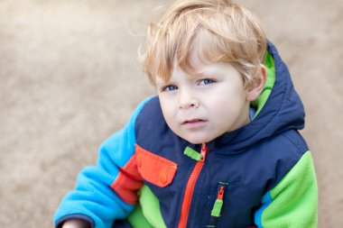 açık renkli ceketli güzel yürümeye başlayan çocuk