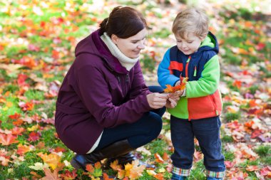 küçük sonbahar Park toddler anne çocuk ve genç