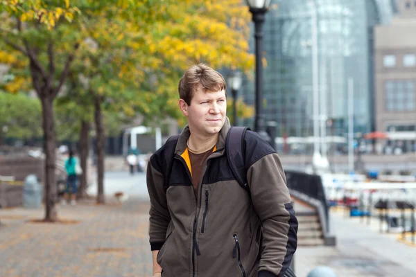 Beautiful young man in autumn city — Stock Photo, Image