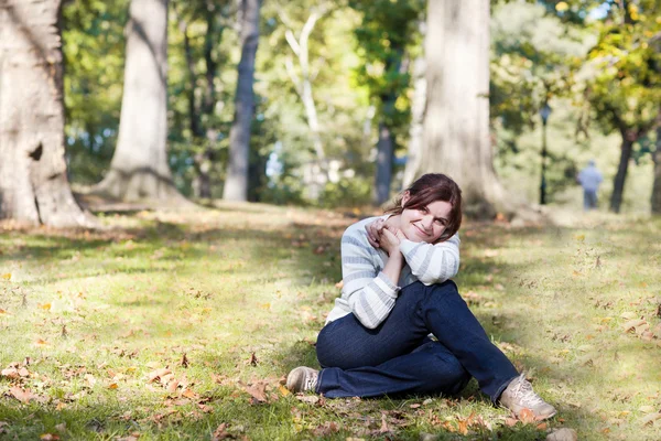 Young beautiful woman in park — Stock Photo, Image