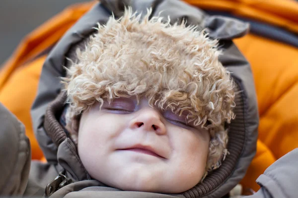Schattige babyjongen slapen in de winter — Stockfoto