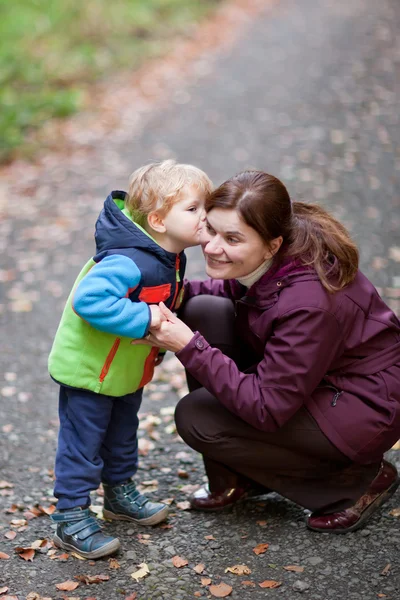 Vrouw kleine peuter jongen in herfst bos — Stockfoto