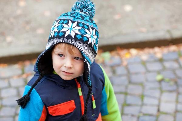Portret van peuter jongen in winterkleren — Stockfoto