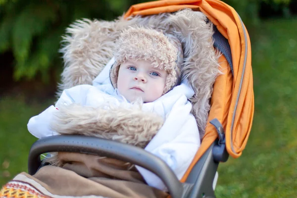 Kleine babyjongen in warme winterkleren buiten — Stockfoto