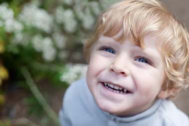Sarı tüyleri olan küçük şirin yürümeye başlayan çocuk