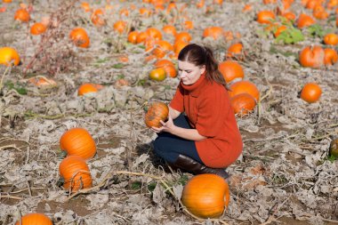 Kabak sahada çalışan genç kadın