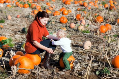 yürümeye başlayan çocuk ve annesi kabak alanı