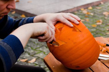 Cadılar Bayramı Balkabağı yapma genç adam