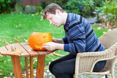 Cadılar Bayramı Balkabağı yapma genç adam