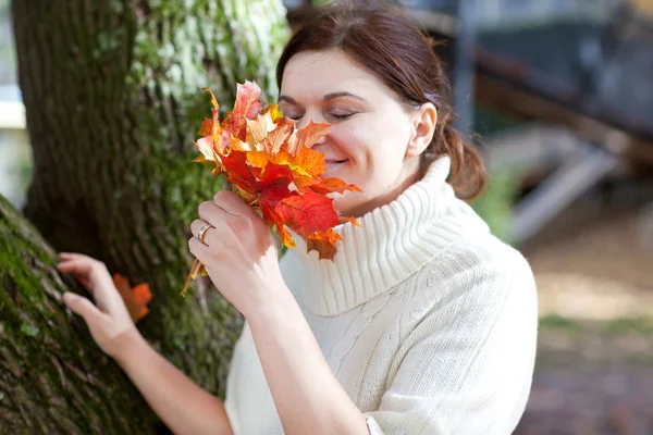 Belle fille dans le parc d'automne recueille des feuilles — Photo