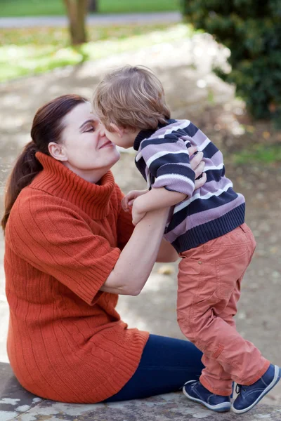 Giovane donna e il suo piccolo bambino ragazzo — Foto Stock