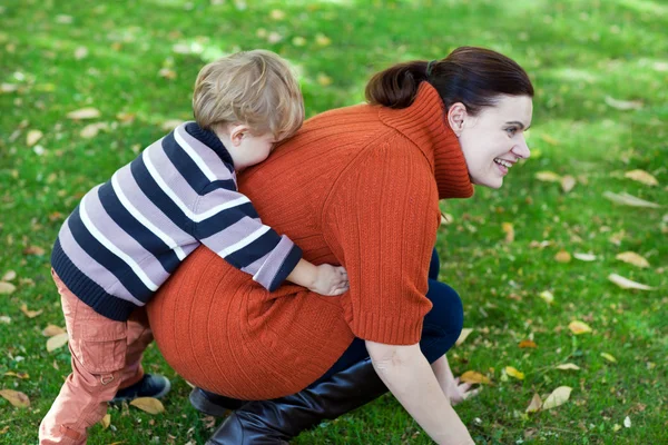 Mladá žena a její chlapeček batole — Stock fotografie