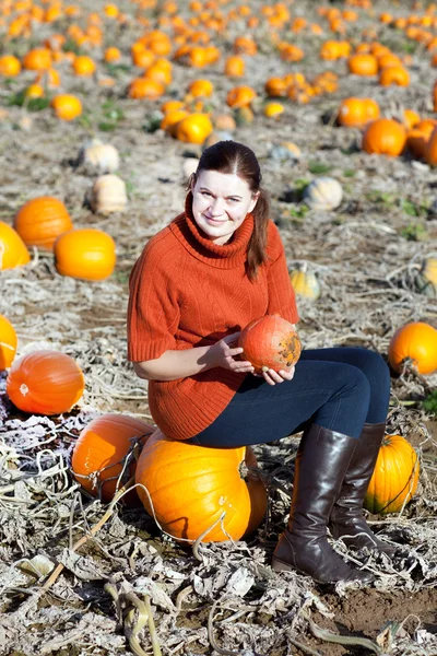 Kabak sahada çalışan genç kadın