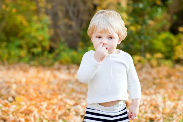 Kleine peuter jongen zijn neus plukken — Stockfoto