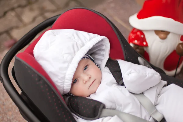 Mooie kleine baby in autostoel — Stockfoto