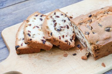 taze dilimlenmiş üzümlü ekmek ahşap tablo