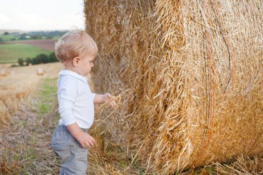 saman alanda küçük oğlu