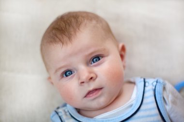 kapalı mavi gözlü sevimli bebek