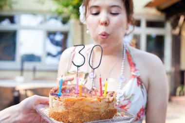 genç kadın doğum günü mumları 30 üfleme