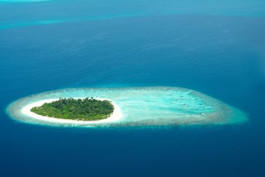 Hint Okyanusu'nda tropikal Maldiv Adası