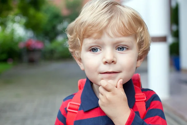 Piccolo bambino ragazzo sulla strada per la scuola materna — Foto Stock