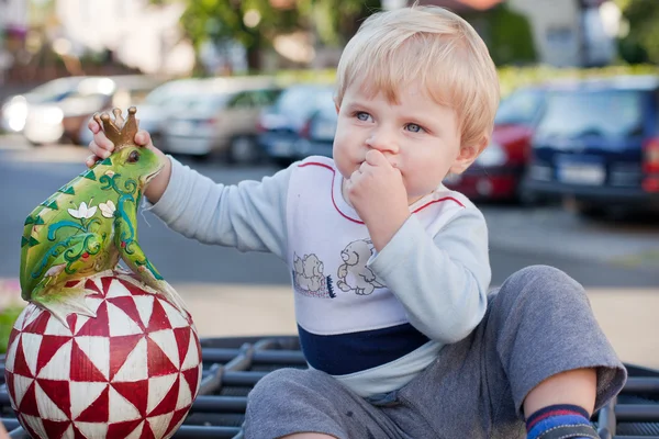 Малыш с игрушечной лягушкой ручной работы — стоковое фото