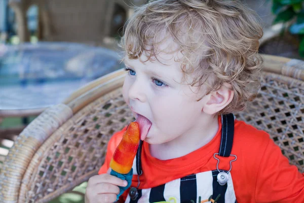 Toddler chłopiec jedzenie kolorowy krem lód — Zdjęcie stockowe