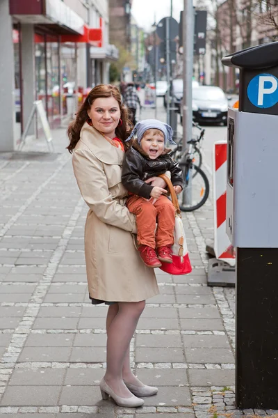 Young mother and toddler boy on city street — Stock Photo, Image