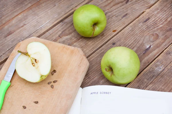 Πράσινα μήλα προετοιμασμένοι για το apple σορμπέ — Φωτογραφία Αρχείου