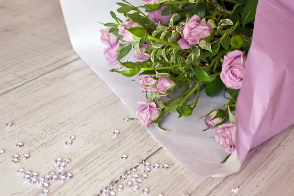 Buquê de rosas roxas decoradas com gotas de vidro — Fotografia de Stock