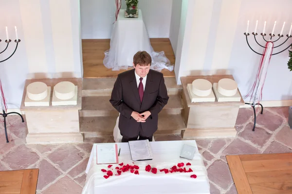 Young marriage celebrant performing marriage ceremony — Stock Photo, Image