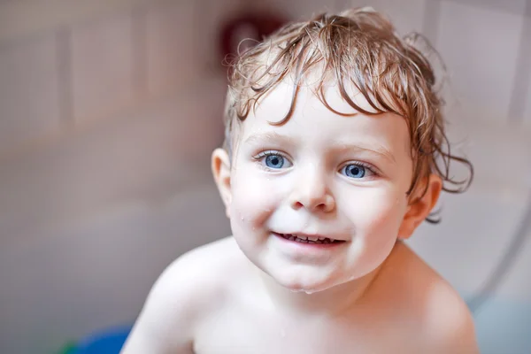 Lilla barn pojke tar ett bad — Stockfoto