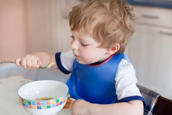 Liebenswerter Kleinkind Junge isst Suppe — Stockfoto