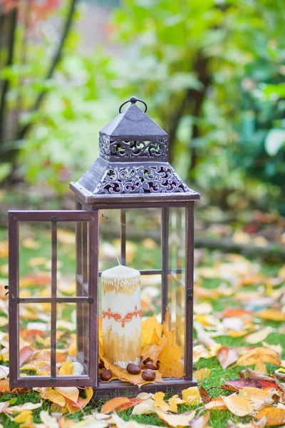Lanterna antiga decorada com folhas de outono e vela — Fotografia de Stock