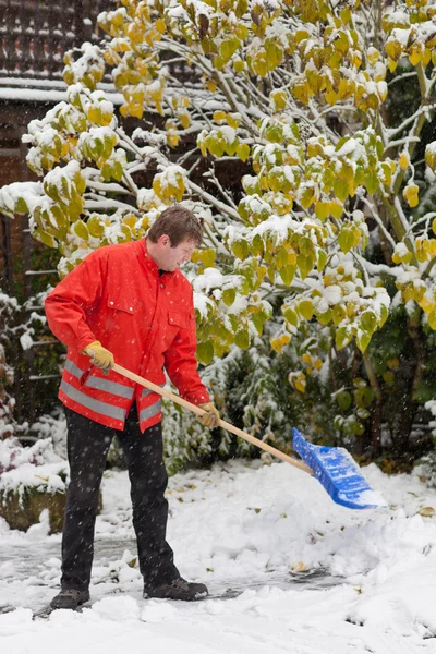 成年男子清洁拥有针对雪回家之路 — 图库照片