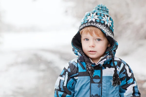 Entzückender Kleinkind Junge hat Spaß mit Schnee an einem Wintertag — Stockfoto