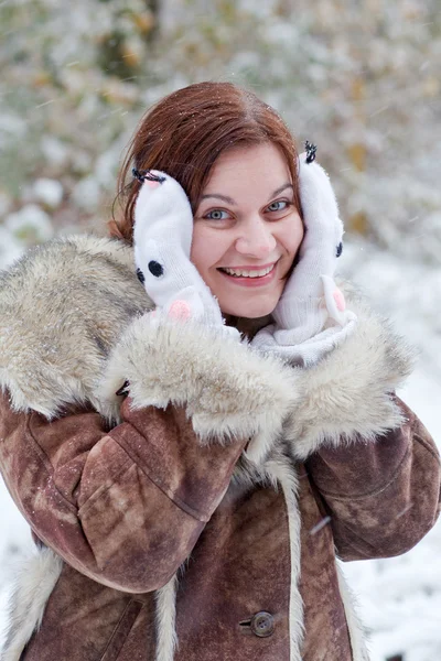 Jovem mulher se divertindo com neve no dia de inverno — Fotografia de Stock