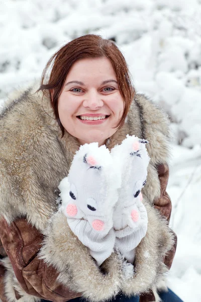 Mladá žena, baví se sněhem v zimě den — Stock fotografie