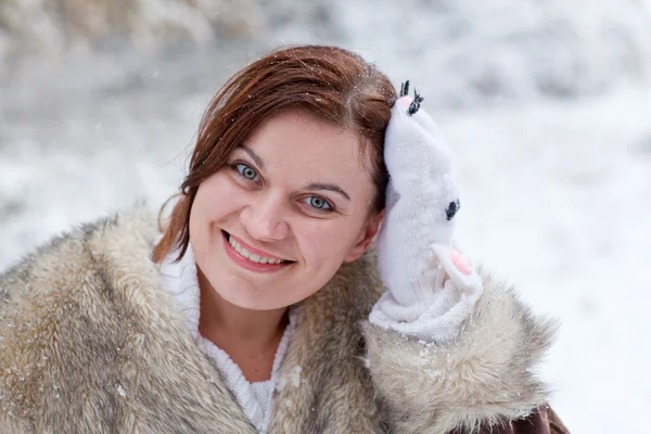 Genç kadın kar kış gününde eğleniyor — Stok fotoğraf