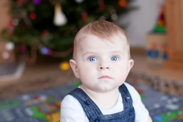 Menino e árvore de Natal — Fotografia de Stock