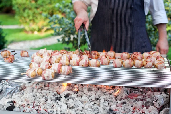 Sizzling barbecue sticks met vlees en groenten — Stockfoto