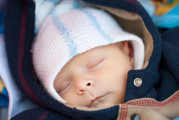 Imádnivaló baba fiú téli ruhák alszik babakocsi — Stock Fotó