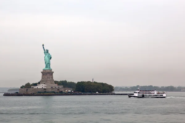 Statue of Liberty and ferry — Stock Photo, Image