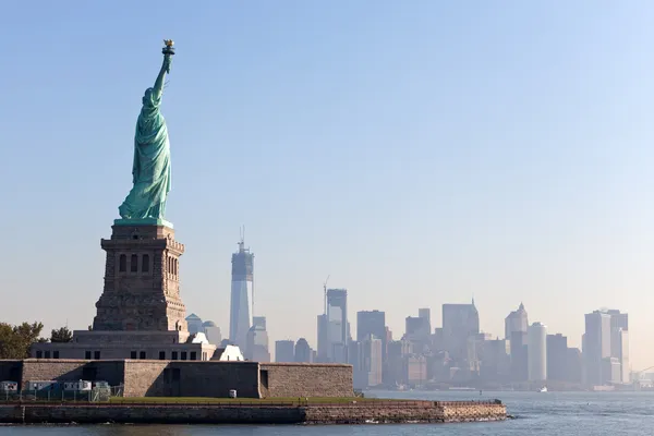 Statyn av frihet och new york city — Stockfoto