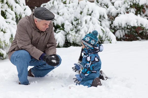 Großvater und Kleinkind an einem Wintertag — Stockfoto