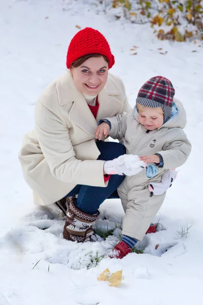 Anne ve küçük yürümeye başlayan çocuk kış gününde — Stok fotoğraf