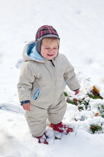 Menino adorável criança com neve no inverno — Fotografia de Stock